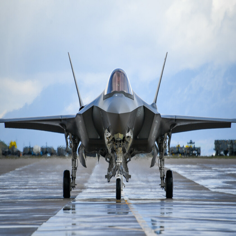 El F-35 no solo representa un elevado costo económico, sino que incluye una función específica que resulta inaceptable para España, motivo por el cual ha comunicado a Estados Unidos su decisión de rechazar la adquisición de estas aeronaves.