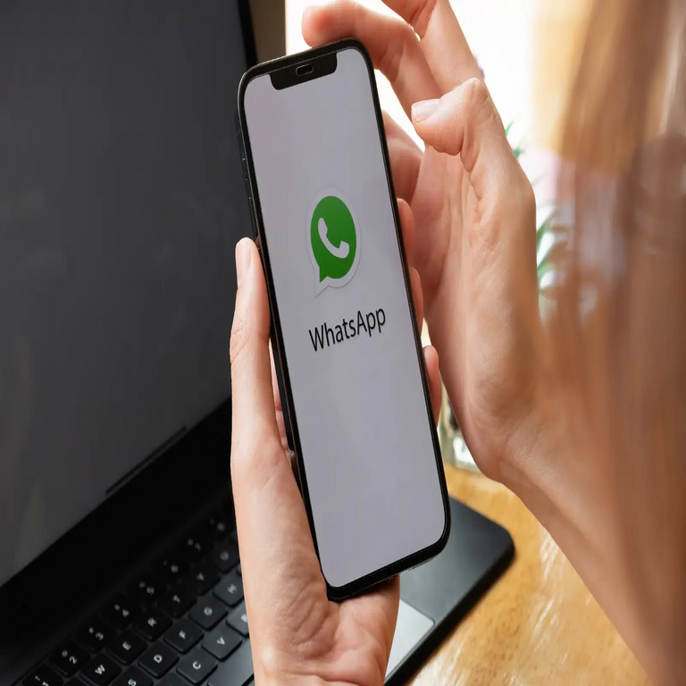Paquetes npm maliciosos atacan a desarrolladores de WhatsApp mediante un interruptor de desactivación remota.