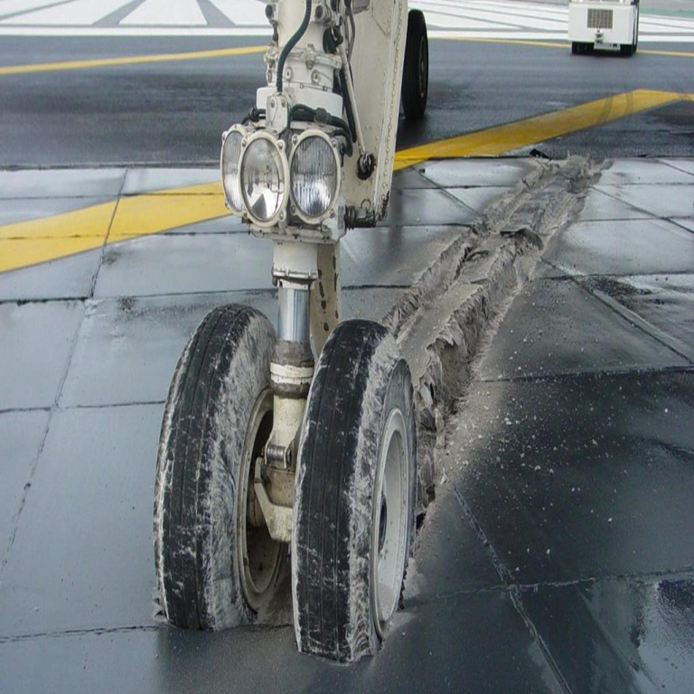 El innovador hormigón flexible diseñado para prevenir accidentes aéreos durante el aterrizaje: aparenta solidez pero se fragmenta ante el impacto.