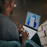 Microsoft proyecta su visión del sistema operativo Windows para el año 2030, donde la interacción mediante ratón y teclado será mínima, priorizando la comunicación por voz como principal método de control.