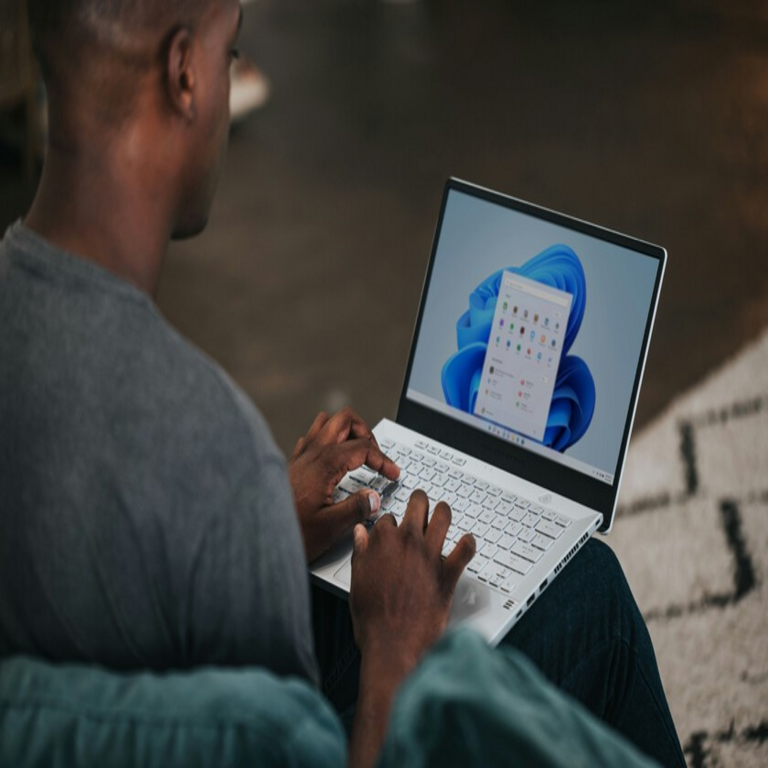 Microsoft proyecta su visión del sistema operativo Windows para el año 2030, donde la interacción mediante ratón y teclado será mínima, priorizando la comunicación por voz como principal método de control.