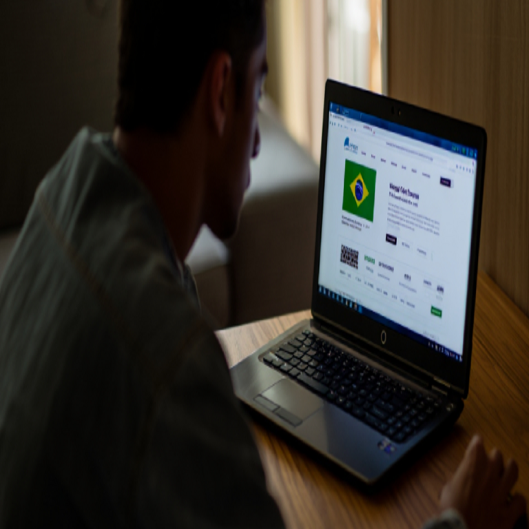 Herramientas de IA impulsan estafa de phishing en Brasil mientras el troyano Efimer roba criptomonedas a 5,000 víctimas.