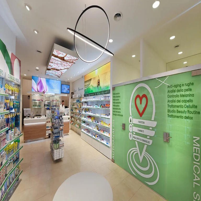 Más de 5,000 farmacias en línea falsas fueron detectadas vendiendo medicamentos falsificados.