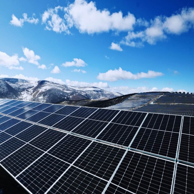 El sector industrial chino ha mantenido durante años una política de reducción de precios en paneles solares, lo que actualmente ha derivado en el despido del 30% de su fuerza laboral.