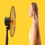 Posicionamiento incorrecto del ventilador: la orientación adecuada es invertida, dirigiendo el flujo hacia la ventana.