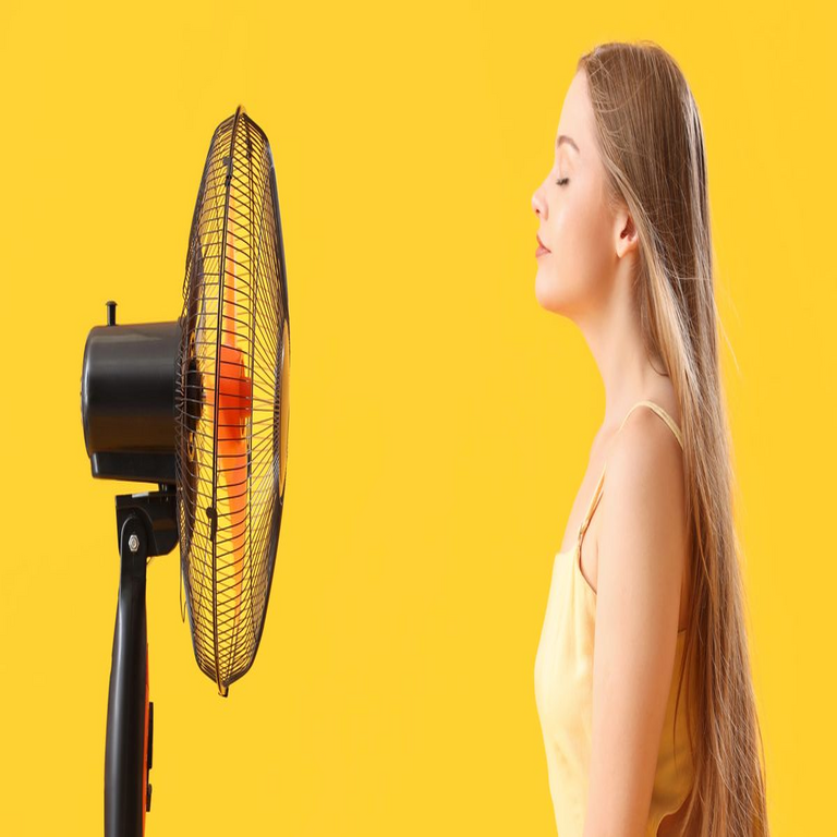 Posicionamiento incorrecto del ventilador: la orientación adecuada es invertida, dirigiendo el flujo hacia la ventana.