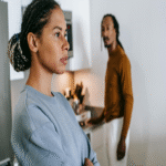 Numerosas mujeres heterosexuales manifiestan sentirse agotadas en sus relaciones con los hombres, fenómeno explicado teóricamente mediante el concepto de heterofatalismo.