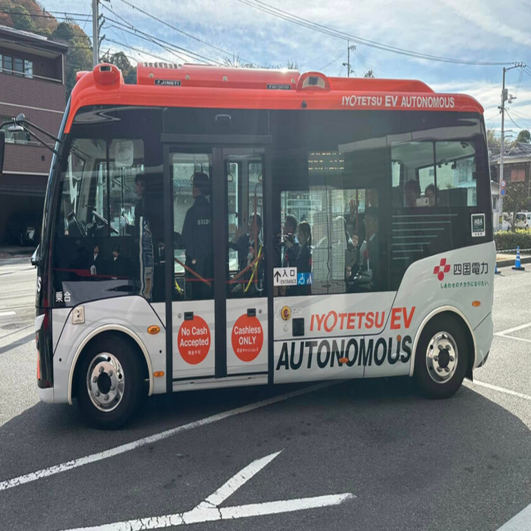 En 2024, Japón implementó autobuses autónomos y actualmente el 68% de las prefecturas solicitan su adopción.