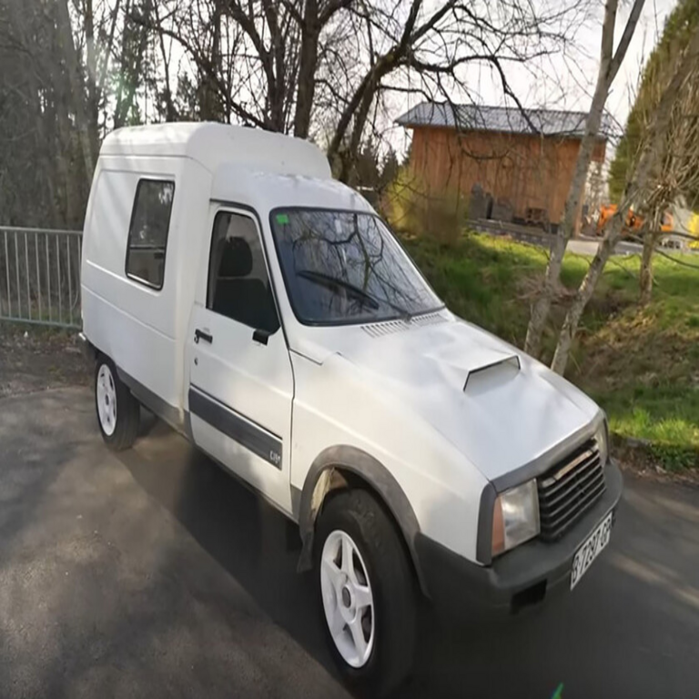 El rival menos esperado del Nürburgring: una Citroën C15 española diseñada para uso rural que compitió junto a Porsche.