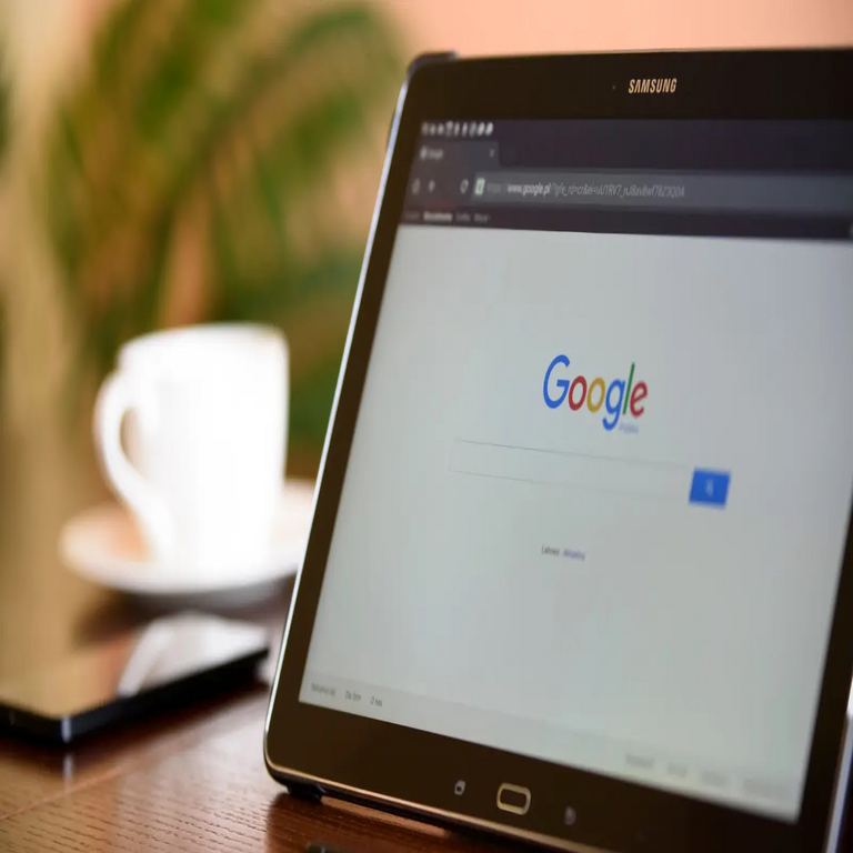 Campaña de malware se hace pasar por Tesla mediante anuncios contaminados en Google Ads.