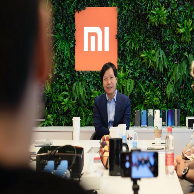 El director ejecutivo de Xiaomi ha realizado una acción inédita en el mercado chino: recomendar a clientes urgentes que adquieran vehículos de la competencia.