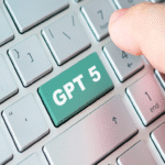 GPT-5 vulnerado horas después de su lanzamiento mediante la explotación de “Cámara de Eco” y técnicas de narrativa.