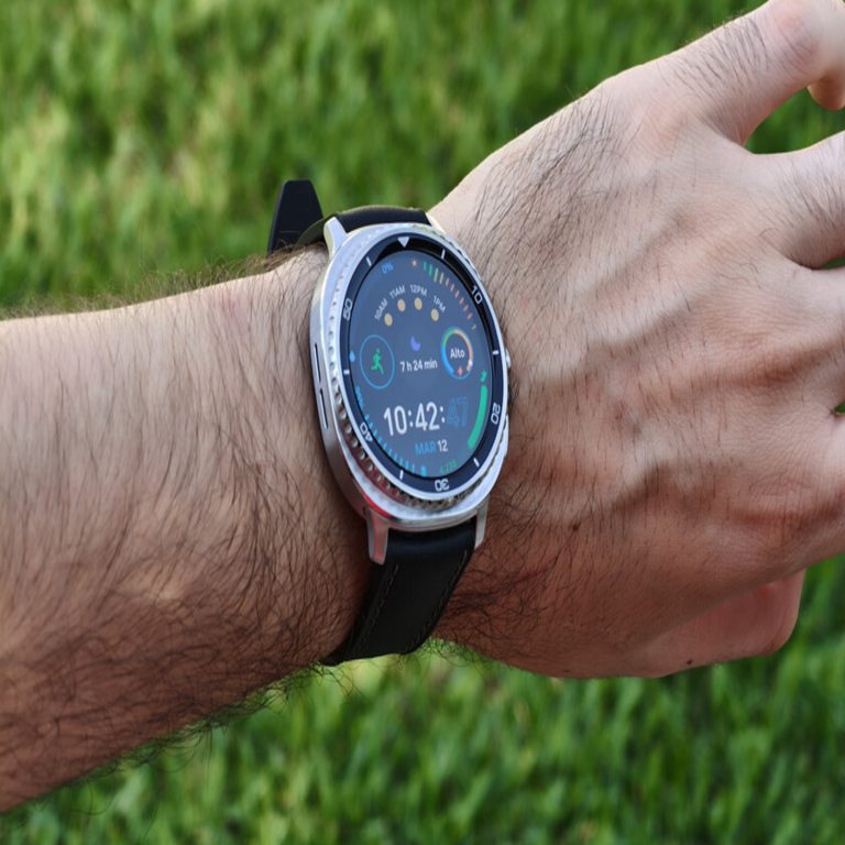 Samsung Galaxy Watch8 Classic: el bisel rotatorio culmina un smartwatch premium con esencia Ultra.