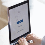 El kit de phishing PoisonSeed evade la autenticación multifactor para robar credenciales de usuarios y organizaciones.