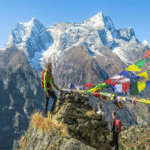 Para aliviar la congestión en el Everest, Nepal autoriza el acceso gratuito a otros 97 picos, aunque el desafío radica en la falta de interés por escalarlos.