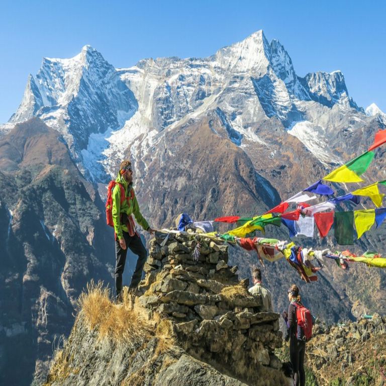 Para aliviar la congestión en el Everest, Nepal autoriza el acceso gratuito a otros 97 picos, aunque el desafío radica en la falta de interés por escalarlos.