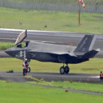 El caza más costoso y avanzado de la historia repite incidencia: un F-35 permanece inmovilizado en Japón sin lograr reactivación.