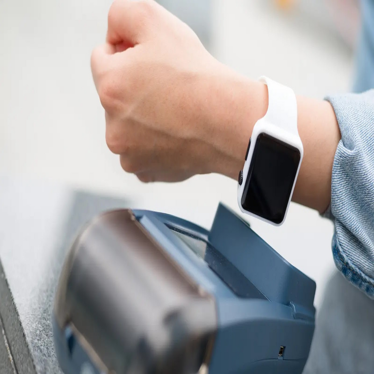Nuevos ataques de ghost-tapping afectan las tarjetas vinculadas de usuarios de Apple Pay y Google Pay.