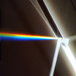 Definición de un año luz y la imposibilidad de recorrerlo en menos de un año según la teoría de la relatividad de Einstein.