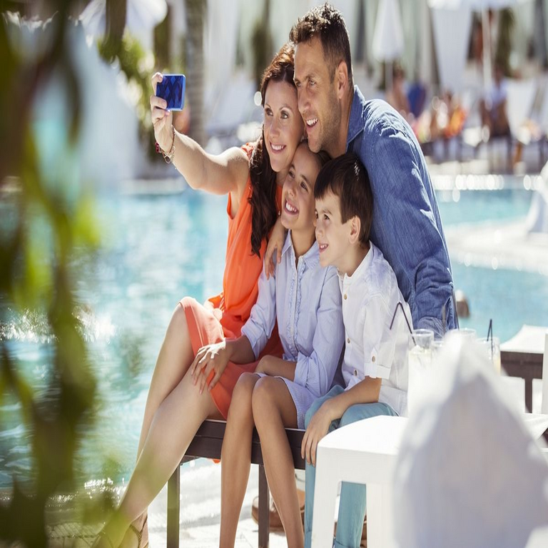 Los expertos advierten sobre los riesgos de compartir imágenes vacacionales en plataformas de redes sociales.