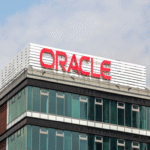 Inesperada salida del director de seguridad de Oracle mientras la compañía reorienta su estrategia hacia la inteligencia artificial.
