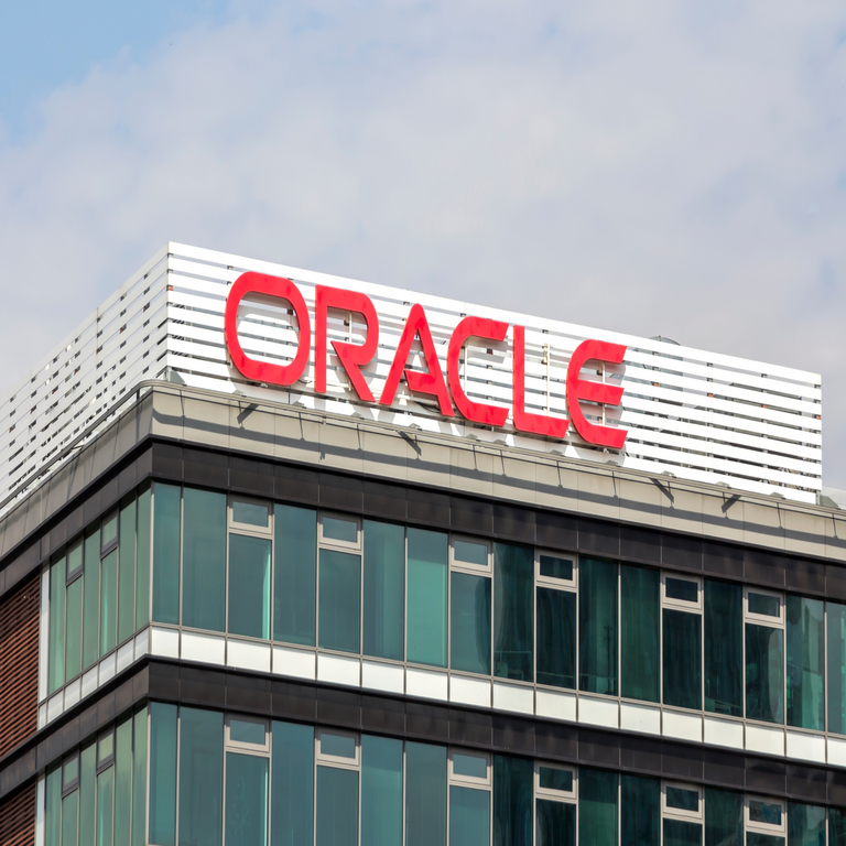 Inesperada salida del director de seguridad de Oracle mientras la compañía reorienta su estrategia hacia la inteligencia artificial.