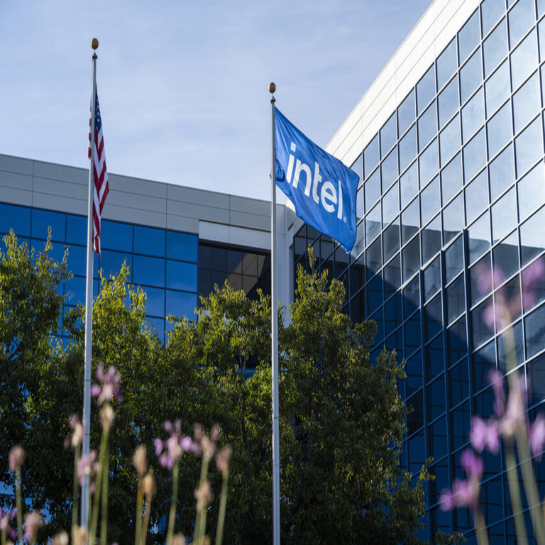Intel se encuentra en su posición más cercana a una desmembración corporativa, con un gigante del sector mostrando interés en la adquisición de sus plantas de fabricación de semiconductores.