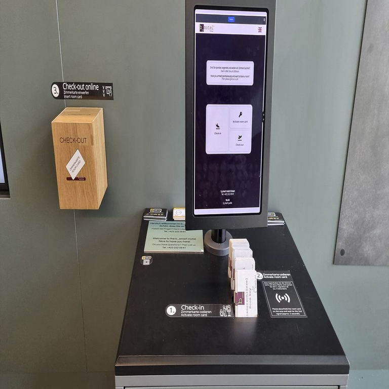 He evaluado un establecimiento hotelero donde todas las operaciones se gestionan mediante dispositivos móviles a través de conexiones a Internet, y estos son los potenciales riesgos de seguridad identificados.