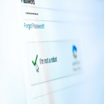 El grupo UNC5518 compromete sitios legítimos mediante captchas falsos para distribuir malware.
