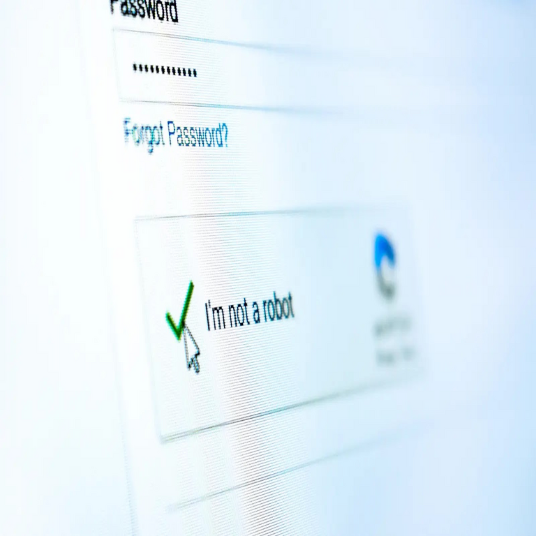 El grupo UNC5518 compromete sitios legítimos mediante captchas falsos para distribuir malware.
