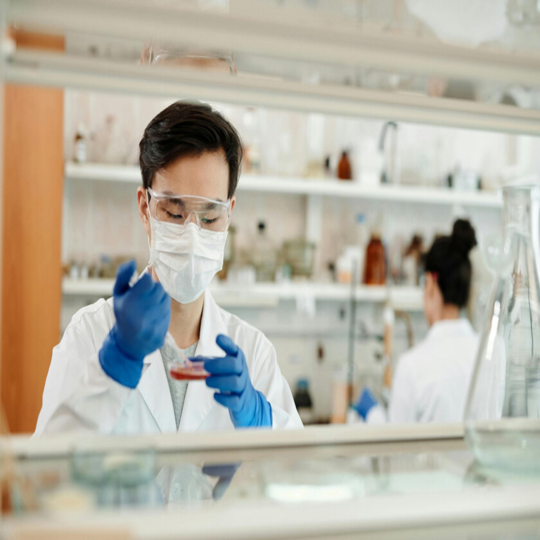 China no tiene competencia en la producción de baterías y paneles solares, y ahora está preparada para dominar también el sector farmacéutico occidental.