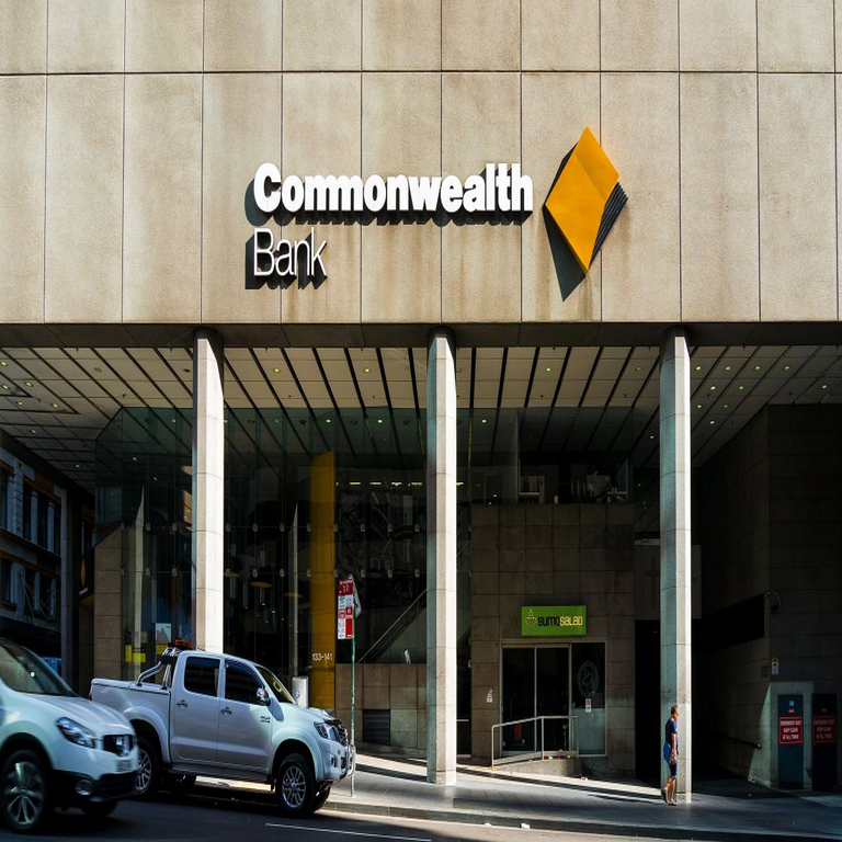 El principal banco de Australia reemplazó a 45 empleados con un chatbot y ahora debe reintegrarlos tras comprobarse afirmaciones inexactas sobre la eficacia de su sistema de inteligencia artificial.