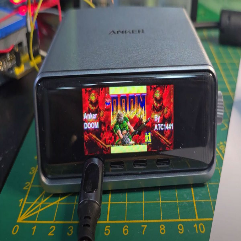 El clásico Doom ya puede ejecutarse en una power bank Anker Prime sin necesidad de modificaciones.