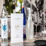 Un establecimiento gastronómico del Reino Unido hace historia al presentar la primera carta dedicada exclusivamente a aguas, ofreciendo también servicio de agua de grifo sin costo.