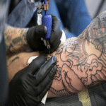 La industria del tatuaje enfrenta una crisis: aumento en los arrepentimientos, expansión de clínicas de eliminación y deterioro en las condiciones laborales de los profesionales.