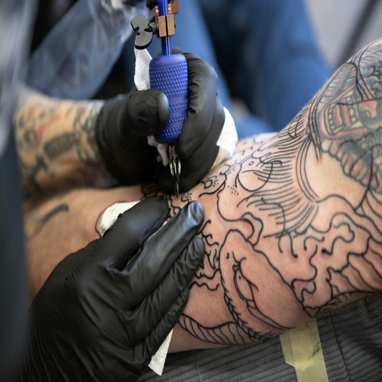 La industria del tatuaje enfrenta una crisis: aumento en los arrepentimientos, expansión de clínicas de eliminación y deterioro en las condiciones laborales de los profesionales.