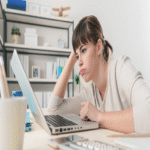 ¿Se encuentra inmerso en el desorden digital? Identifique si presenta conductas de acumulación electrónica y conozca las estrategias para optimizar su gestión de información.