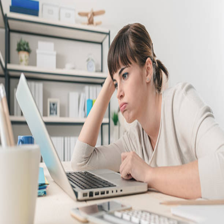 ¿Se encuentra inmerso en el desorden digital? Identifique si presenta conductas de acumulación electrónica y conozca las estrategias para optimizar su gestión de información.
