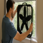 Posicionamiento incorrecto del ventilador: orientación adecuada hacia la ventana para una óptima eficacia.