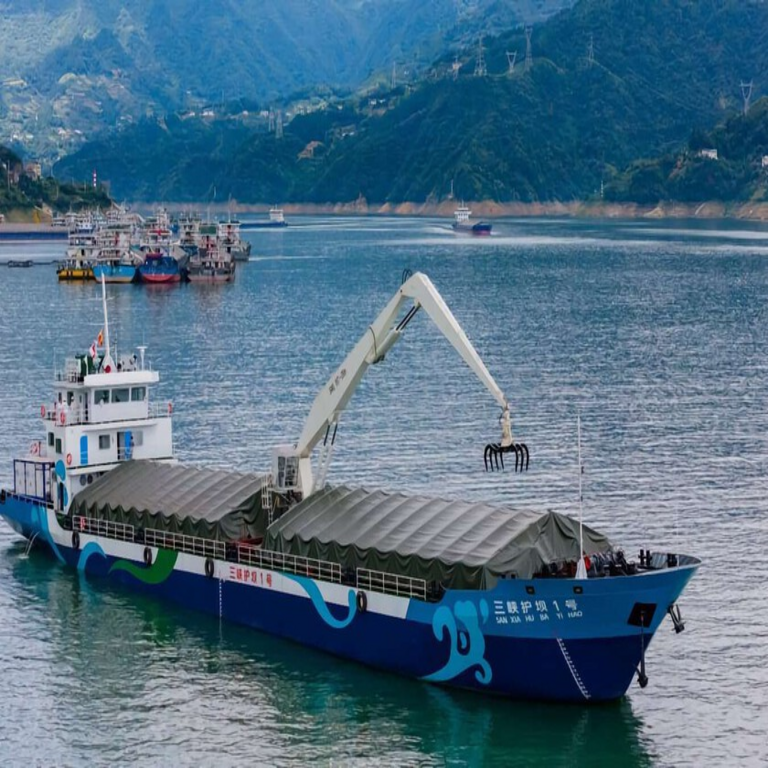 Un sistema de limpieza fluvial automatizado, similar a una “roomba”: la embarcación implementada en la presa de las Tres Gargantas, China.