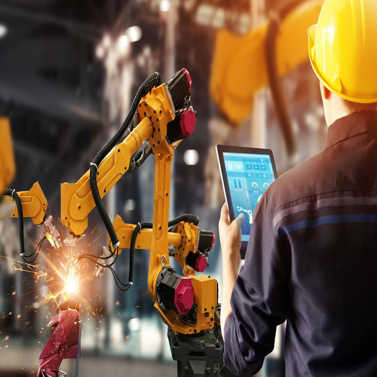 La manufactura inteligente requiere trabajadores con competencias en inteligencia artificial y ciberseguridad.