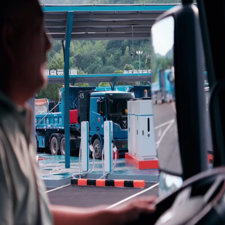 De manera discreta, Huawei se ha consolidado como un actor fundamental en el sector de la movilidad eléctrica, operando la estación de carga para camiones más grande del mundo.