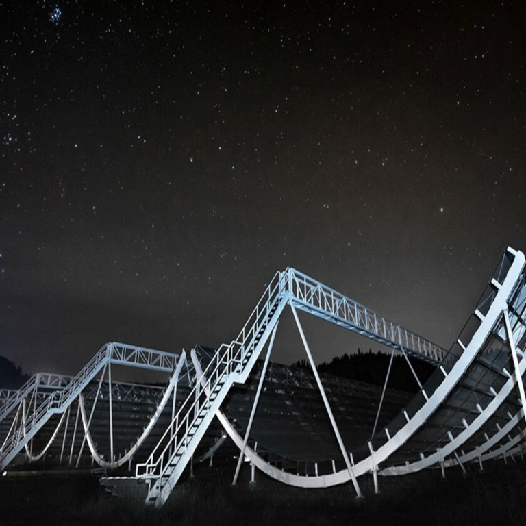 Se ha detectado una potente y enigmática señal de radio procedente de una galaxia cercana, cuyo origen constituye un misterio.