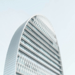 El sector bancario español, percibido tradicionalmente como de bajo dinamismo bursátil, ha registrado un rendimiento superior al de Apple y Microsoft durante los últimos cinco años.