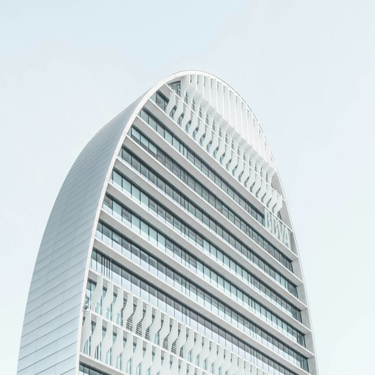 El sector bancario español, percibido tradicionalmente como de bajo dinamismo bursátil, ha registrado un rendimiento superior al de Apple y Microsoft durante los últimos cinco años.