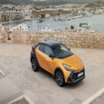 Toyota afirma que no promoverá vehículos eléctricos en mercados sin demanda, señalando que España mantiene su perfil como país de hibridos.