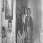 A golpes por una fotografía en blanco y negro.