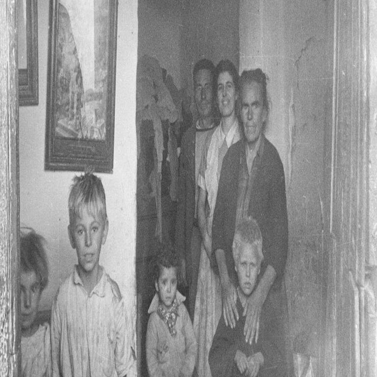 A golpes por una fotografía en blanco y negro.