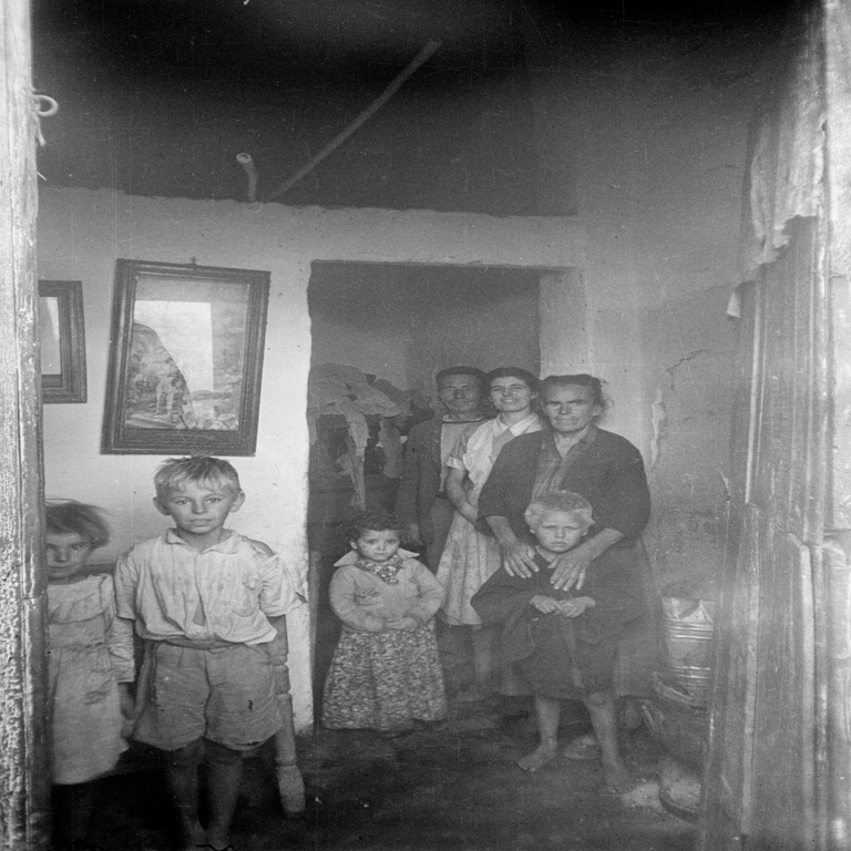 A golpes por una fotografía en blanco y negro.