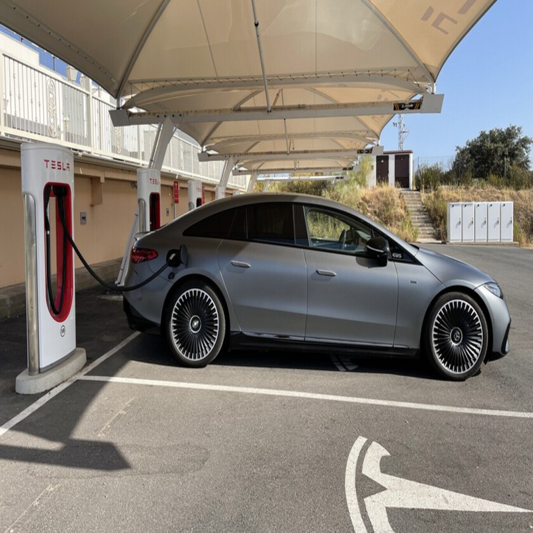 Aumenta la disponibilidad y calidad de puntos de carga para vehículos eléctricos, aunque Tesla mantiene su liderazgo mediante una estrategia de cargadores asequibles y confiables.